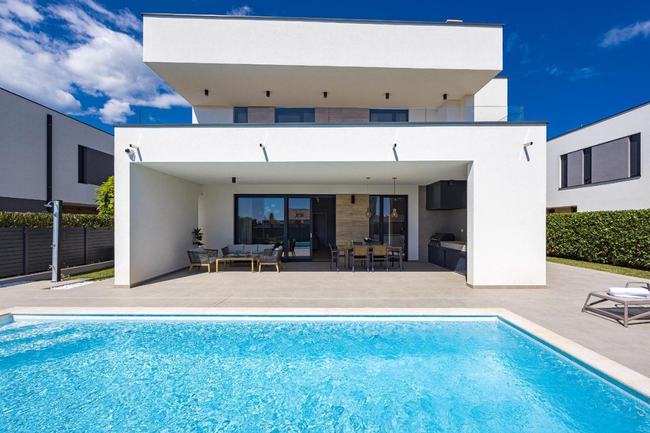 Villa Moon Near The Sea Fazana Bagian luar foto
